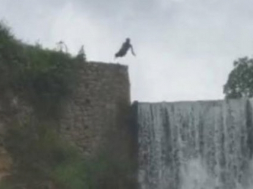 VIDEO: Pogledajte tragični skok Sarajlije sa vodopada u Jajcu!