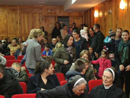 FOTO: Sv. Nikola i ove godine razveselio djecu u župi Rama Šćit