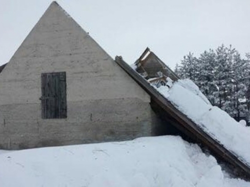 Snijeg i dalje stvara probleme stanovnicima Kupresa