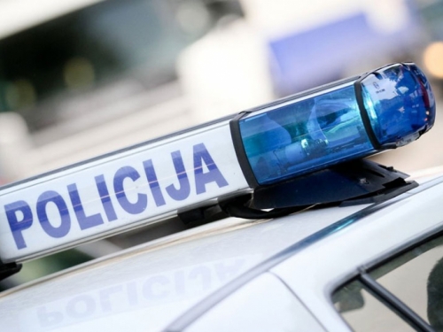 Jablanica: Mladić iskočio iz automobila u pokretu jer su ga tukli tijekom vožnje