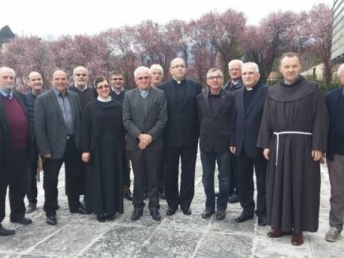 Biskupi zabrinuti zbog iseljavanja cijelih obitelji iz BiH i RH