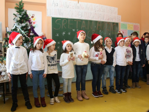 FOTO: Božićna priredba u Osnovnoj školi u Rumbocima