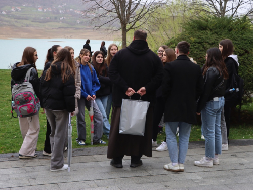 FOTO: Križni put mladih Fojničkog arhiđakonata u župi Rama-Šćit