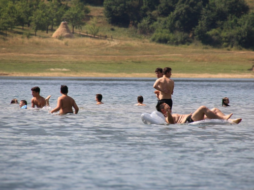 FOTO/VIDEO: Ramci spas od vrućina pronašli na Ramskom jezeru