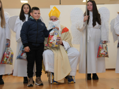 FOTO: Sveti Nikola razveselio najmlađe u župi Rumboci
