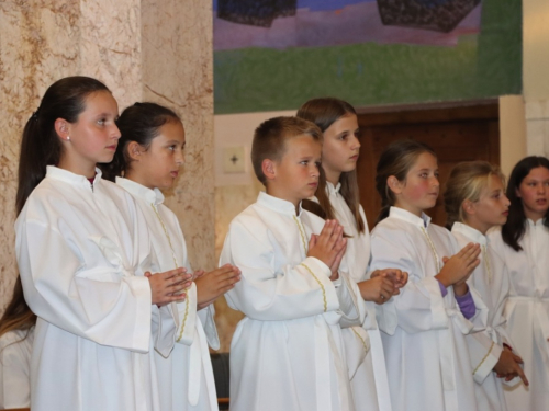 FOTO: U župi Rama-Šćit započela trodnevnica, prvašići darovani prigodnim darovima