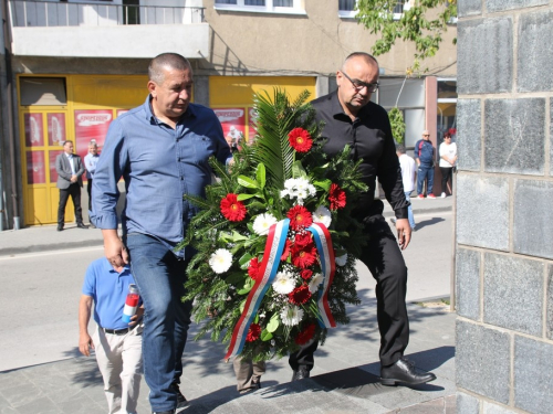 FOTO: Polaganjem vijenaca i svečanom sjednicom započelo obilježavanje Dana općine