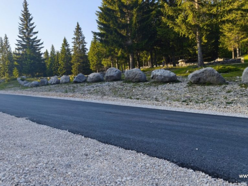 Asfaltirana cesta do Kedžare i groba Dive Grabovčeve