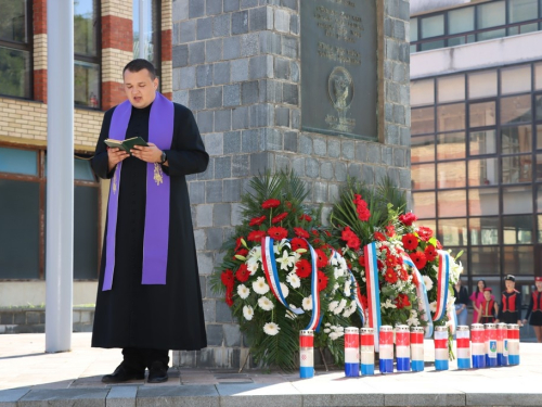 FOTO: Polaganjem vijenaca i svečanom sjednicom započelo obilježavanje Dana općine