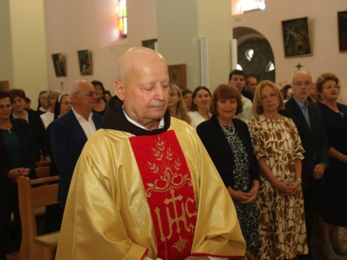 FOTO/VIDEO: Fra Mile Babić proslavio zlatnu misu na Šćitu