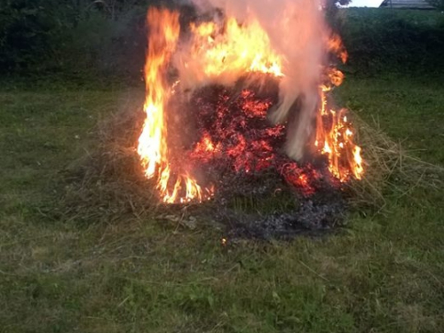 FOTO: Paljenjem svitnjaka Rama dočekuje sv. Ivu