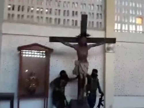 VIDEO: Teroristi ISIS-a zapalili rimokatoličku crkvu i obećali ulaz u Rim
