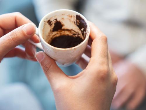 Evo gdje treba bacati talog od kave i zašto ga sve više ljudi posipa po terasama