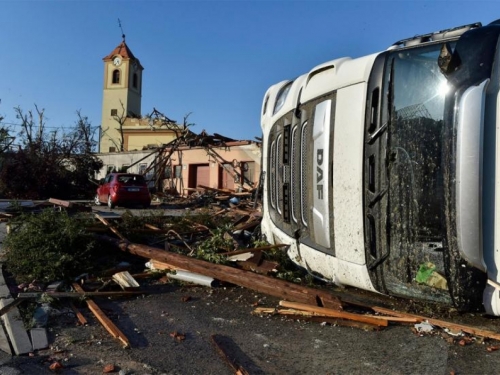 U Češkoj počelo čišćenje terena nakon smrtonosnog tornada