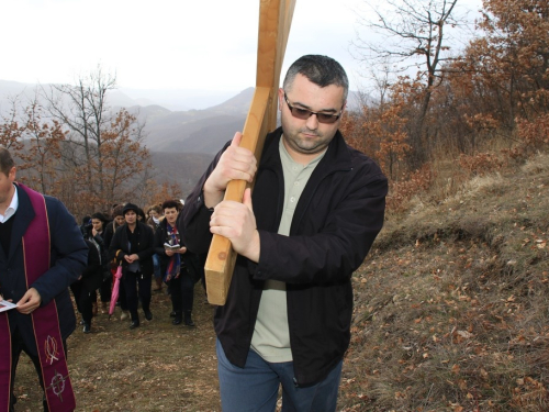 FOTO: Mr. Pero Brajko predvodio put križa na Uzdolu