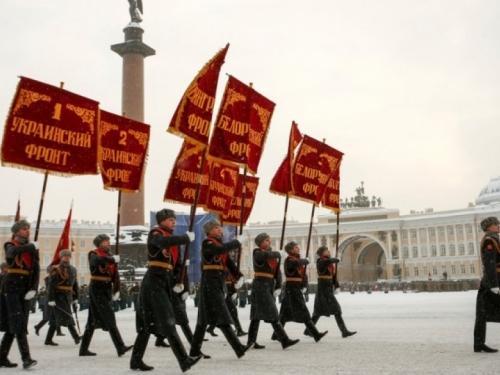 Vojnom paradom obilježena 75. godišnjica oslobađanja Lenjingrada