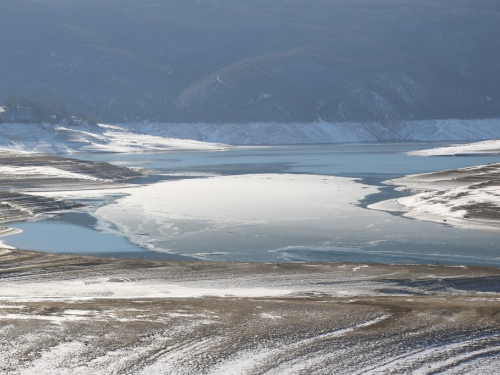 FOTO: Minusi počeli lediti Ramsko jezero