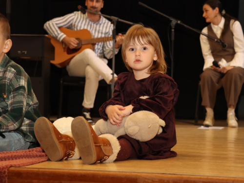 FOTO: U Prozoru predstavljena slikovnica Magdalene Jeličić ''Djed, dječak i računalo''