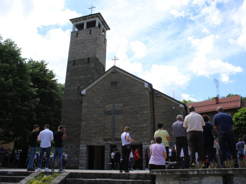 FOTO: Vanjska proslava sv. Ante u Gračacu