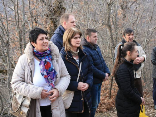 FOTO: Vlč. mr. Pero Brajko predvodio Križni put na Uzdolu