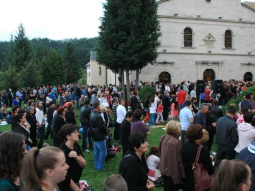 FOTO: Više tisuća vjernika na misi "Uočnici" na Šćitu