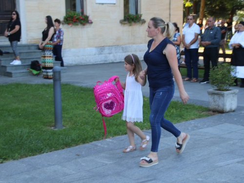 FOTO: Započela trodnevnica u župi Rama-Šćit, prvašići darovani prigodnim darovima