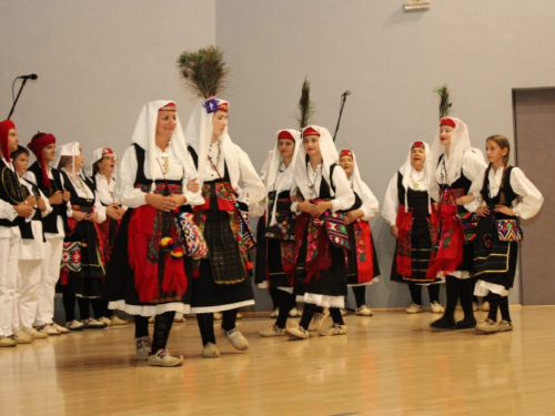 FOTO: U Prozoru održana večer folklora