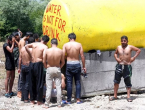 Iscrpljeni migranti u BiH jedva se nose s vrućinama, nemaju se gdje sakriti