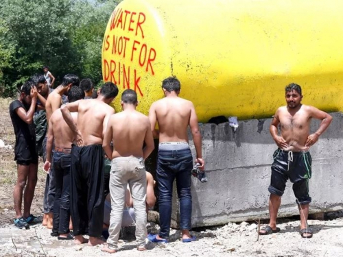 Iscrpljeni migranti u BiH jedva se nose s vrućinama, nemaju se gdje sakriti