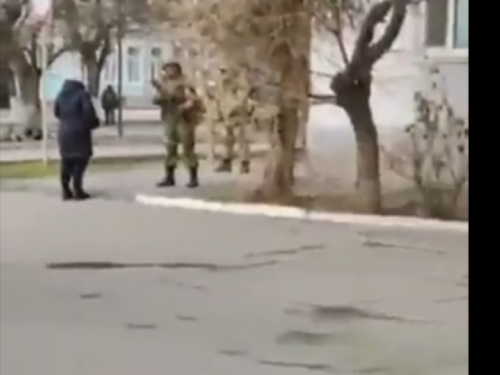 Hrabra Ukrajinka oči u oči sa ruskim vojnikom: Zašto ste došli u moju zemlju?