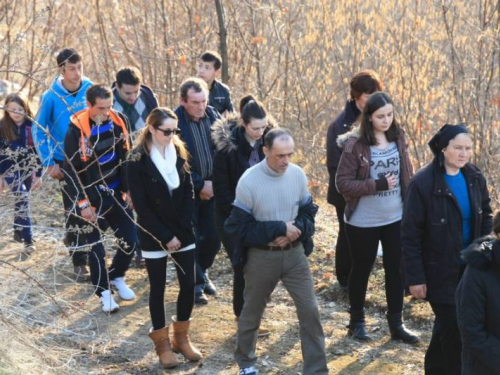 FOTO: Fra Andrija Jozić predvodio Križni put na Uzdolu