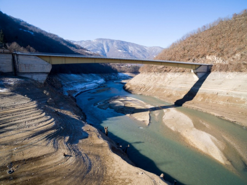 FOTO/VIDEO: Jablaničko jezero povuklo se iz Donje Rame