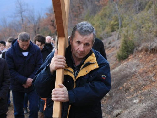 FOTO: Vlč. mr. Pero Brajko predvodio Križni put na Uzdolu