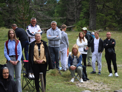FOTO: Na Vranu služena sv. misa za poginule duvandžije