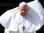 Papa uporno izmicao ruku dok su je ljudi pokušavali poljubiti