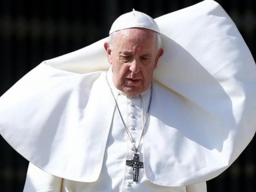 Papa uporno izmicao ruku dok su je ljudi pokušavali poljubiti