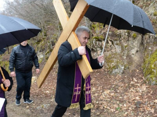 FOTO: Mons. dr. Pero Sudar predvodio misu i Križni put na Uzdolu