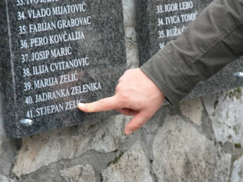 FOTO: Theodor Meron odao počast žrtvama na Uzdolu