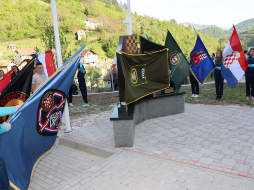 FOTO: Na Ustirami svečano otkriven spomenik poginulim i nestalim braniteljima