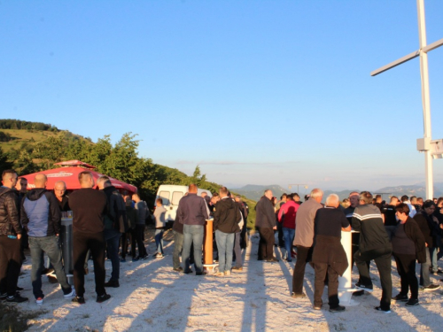 FOTO| Gmićani podigli križ na Makljenu