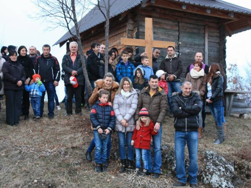 FOTO: Vlč. mr. Pero Brajko predvodio Križni put na Uzdolu