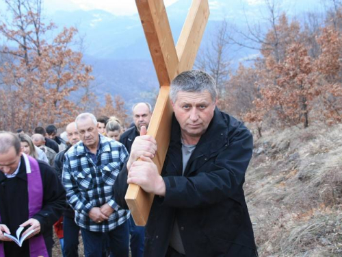 FOTO: Vlč. mr. Pero Brajko predvodio Križni put na Uzdolu