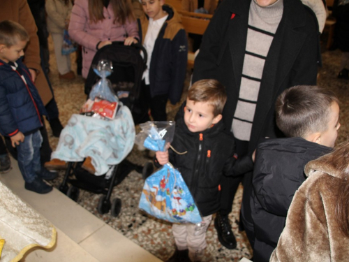 FOTO: Sv. Nikola i ove godine razveselio djecu u župi Rama-Šćit