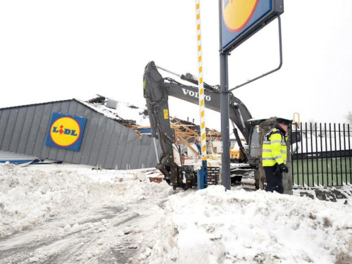 Bagerom sravnili sa zemljom lokalni Lidl i pokrali