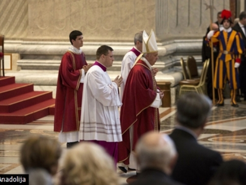 Papa: Osjećam sram zbog smrti migranata i skandala u Crkvi