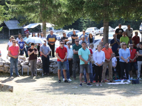 FOTO: Na Vranu služena sv. misa za poginule duvandžije