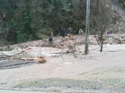 FOTO: Mještani Lovnice (Gračac) bore se s vodenim bujicama i klizištima