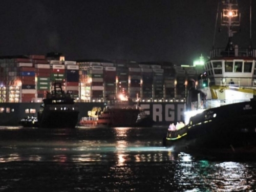 Sueski kanal: Pomaknuo se brod, očekuje se deblokada kanala