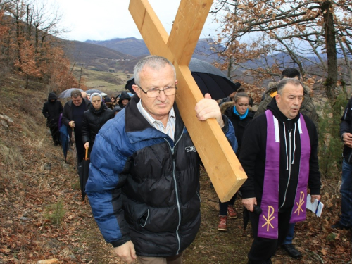 FOTO: Vlč. Ljubo Zadrić predvodio križni put na Uzdolu