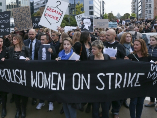 Tisuće Poljakinja u crnini prosvjedovale protiv zabrane pobačaja